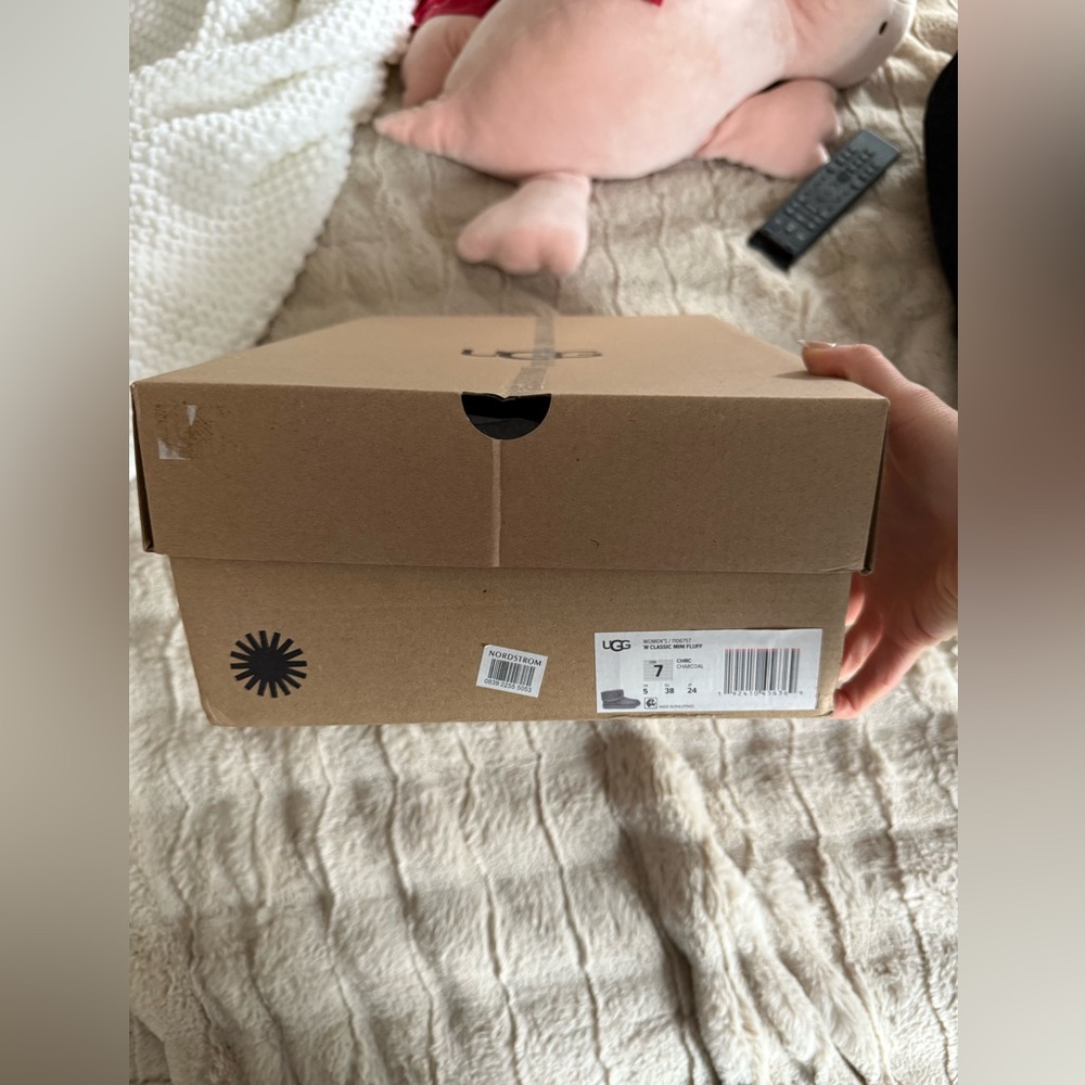 UGG Women’s 7 Gray Fur-Lined Boots - Picture 3 of 3